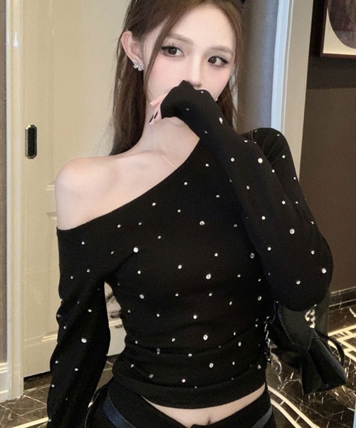 Flugge(フラッジー)の「オフショルダーラメ長袖トップス(その他トップス・レディース・ホワイト/ブラック・LARGE/MEDIUM)」の8枚目の写真