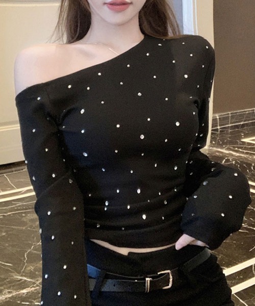 Flugge(フラッジー)の「オフショルダーラメ長袖トップス(その他トップス・レディース・ホワイト/ブラック・LARGE/MEDIUM)」の13枚目の写真