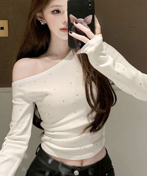 Flugge(フラッジー)の「オフショルダーラメ長袖トップス(その他トップス・レディース・ホワイト/ブラック・LARGE/MEDIUM)」の17枚目の写真