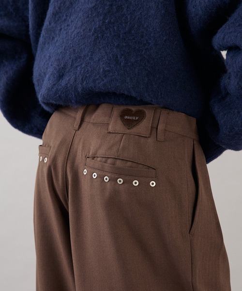 ONCILY(オンシェリー)の「HEART PATCH STUDS STRAIGHT SLACKS / ハートパッチスタッズストレートスラックス(スラックス・メンズ・ブラック/グレー/ネイビー/ブラウン・SMALL/MEDIUM/LARGE)」の4枚目の写真