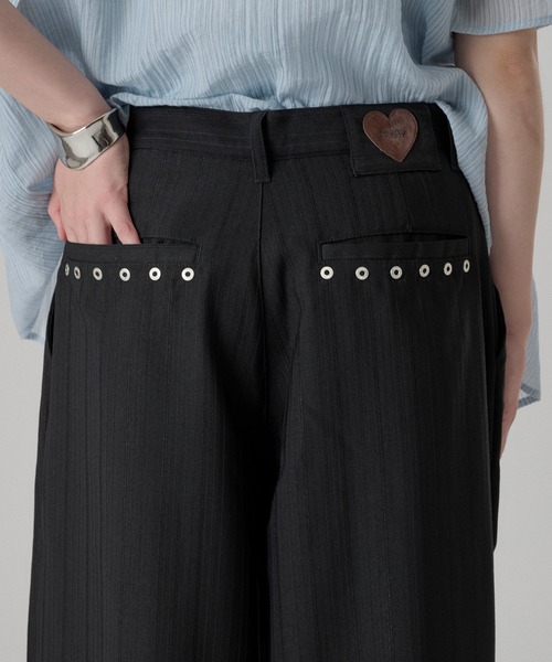 ONCILY(オンシェリー)の「HEART PATCH STUDS STRAIGHT SLACKS / ハートパッチスタッズストレートスラックス(スラックス・メンズ・ブラック/グレー・SMALL/MEDIUM/LARGE)」の2枚目の写真