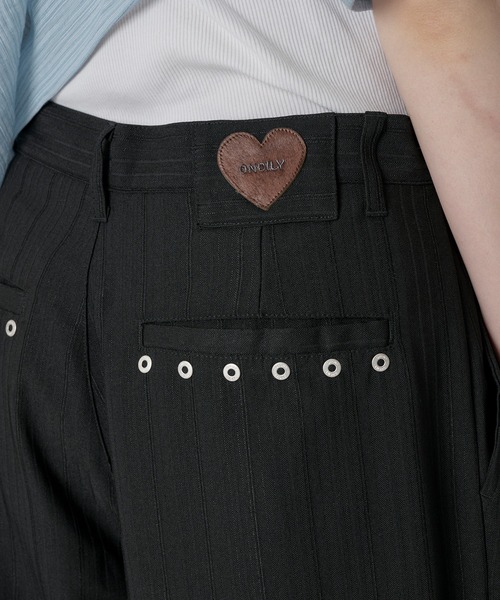 ONCILY(オンシェリー)の「HEART PATCH STUDS STRAIGHT SLACKS / ハートパッチスタッズストレートスラックス(スラックス・メンズ・ブラック/グレー・SMALL/MEDIUM/LARGE)」の4枚目の写真