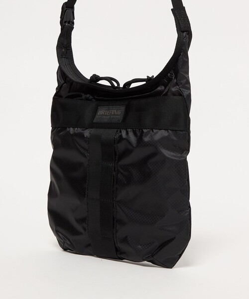 BRIEFING（ブリーフィング）の「【別注】＜BRIEFING＞SOLID LIGHT SACOCHE TALL ソリッド ライト/サコッシュ（ショルダーバッグ・メンズ・ブラック・FREE）」の5枚目の写真
