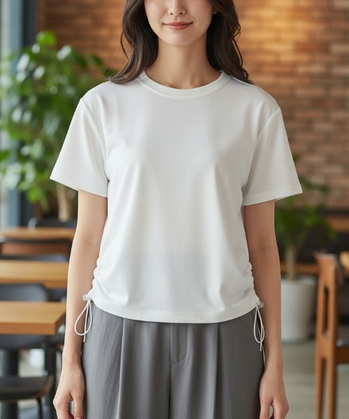 BY THE BAY(バイザベイ)の「【サイドドロスト・こなれ感】サイドドローストリングコード付き半袖Tシャツ 総丈55cm・2色展開 大人カジュアル スタイルアップ(Tシャツ/カットソー・レディース・ホワイト/ブラック・FREE)」の1枚目の写真