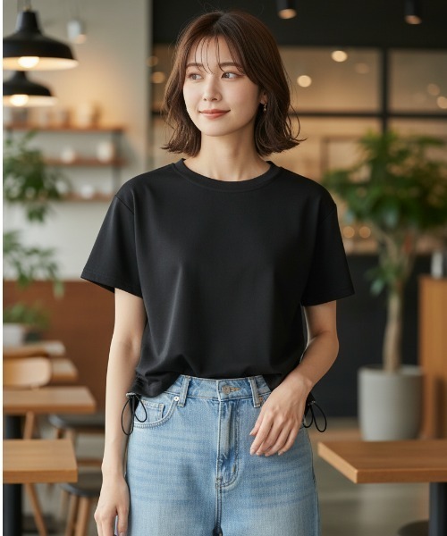 BY THE BAY(バイザベイ)の「【サイドドロスト・こなれ感】サイドドローストリングコード付き半袖Tシャツ 総丈55cm・2色展開 大人カジュアル スタイルアップ(Tシャツ/カットソー・レディース・ホワイト/ブラック・FREE)」の5枚目の写真