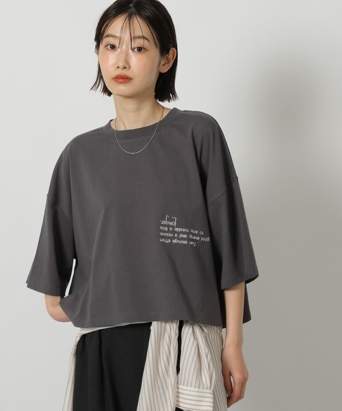 LAKOLE（ラコレ）の「刺繍ロゴクロップドＴ / 753511（Tシャツ/カットソー・レディース・オフホワイト/チャコール/オレンジ・FREE）」の2枚目の写真