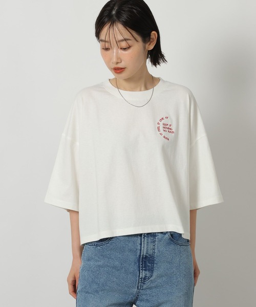 LAKOLE（ラコレ）の「刺繍ロゴクロップドＴ / 753511（Tシャツ/カットソー・レディース・オフホワイト/チャコール/オレンジ・FREE）」の6枚目の写真