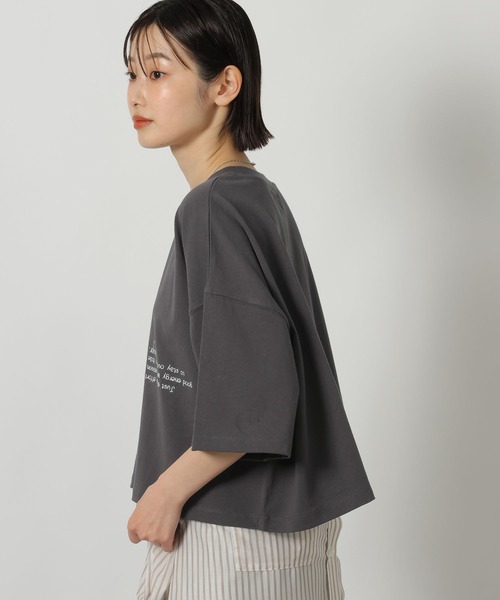 LAKOLE（ラコレ）の「刺繍ロゴクロップドＴ / 753511（Tシャツ/カットソー・レディース・オフホワイト/チャコール/オレンジ・FREE）」の10枚目の写真