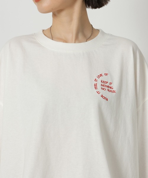 LAKOLE（ラコレ）の「刺繍ロゴクロップドＴ / 753511（Tシャツ/カットソー・レディース・オフホワイト/チャコール/オレンジ・FREE）」の16枚目の写真