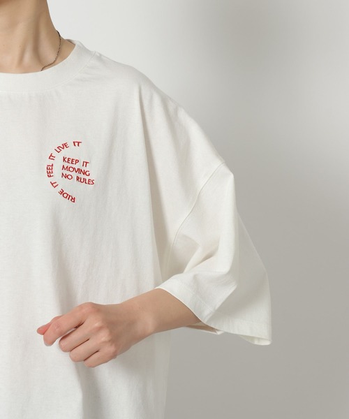 LAKOLE（ラコレ）の「刺繍ロゴクロップドＴ / 753511（Tシャツ/カットソー・レディース・オフホワイト/チャコール/オレンジ・FREE）」の17枚目の写真