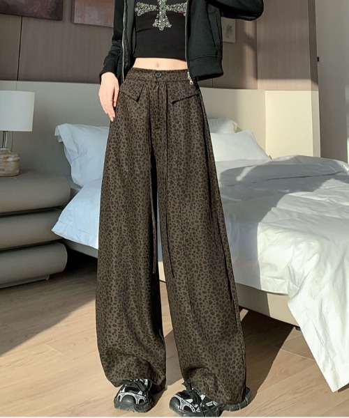 ＆soiree（アンドソワレ）の「フロントデザインレオパードルーズワイドパンツ（その他パンツ・レディース・チャコール/ブラウン・SMALL/MEDIUM/LARGE/X-LARGE）」の2枚目の写真