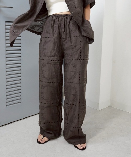 gossara(ゴサラ)の「【自然と目を引くデザイン】総針刺繍ルーズパンツ(その他パンツ・レディース・ブラック/オフホワイト/ブラウン・FREE)」の3枚目の写真