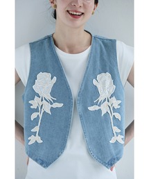 バラの花刺繍浮き立つデニムベスト