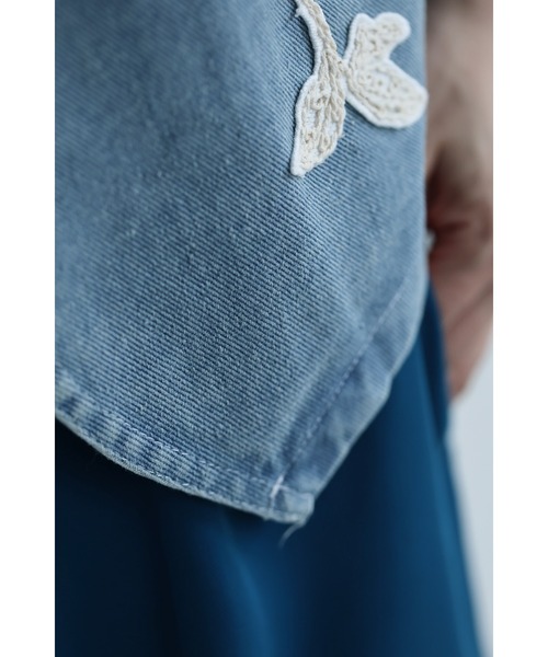 cawaii(カワイイ)の「バラの花刺繍浮き立つデニムベスト(ベスト・レディース・ブルー・FREE)」の4枚目の写真