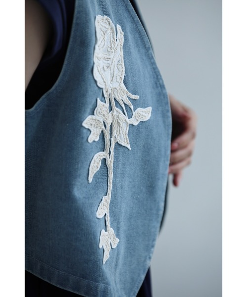 cawaii(カワイイ)の「バラの花刺繍浮き立つデニムベスト(ベスト・レディース・ブルー・FREE)」の10枚目の写真