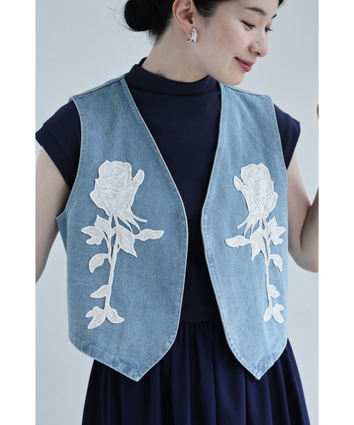 cawaii(カワイイ)の「バラの花刺繍浮き立つデニムベスト(ベスト・レディース・ブルー・FREE)」の11枚目の写真