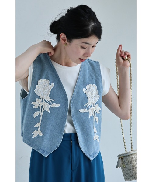 cawaii(カワイイ)の「バラの花刺繍浮き立つデニムベスト(ベスト・レディース・ブルー・FREE)」の13枚目の写真