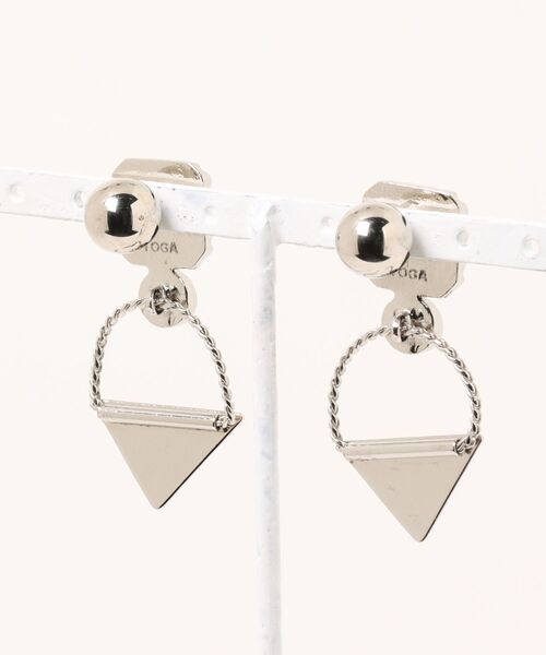 TOGA TOO(トーガトゥ)の「TOGA TOO Triangle pierced earrings(イヤリング・レディース・ライトイエロー/シルバー/グリーン・FREE)」の6枚目の写真