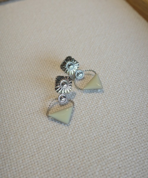 TOGA TOO(トーガトゥ)の「TOGA TOO Triangle pierced earrings(イヤリング・レディース・ライトイエロー/シルバー/グリーン・FREE)」の3枚目の写真