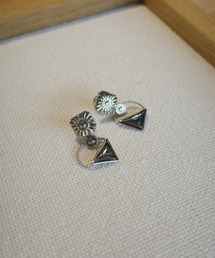 TOGA TOO Triangle pierced earrings