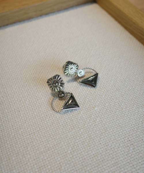 TOGA TOO(トーガトゥ)の「TOGA TOO Triangle pierced earrings(イヤリング・レディース・ライトイエロー/シルバー/グリーン・FREE)」の1枚目の写真