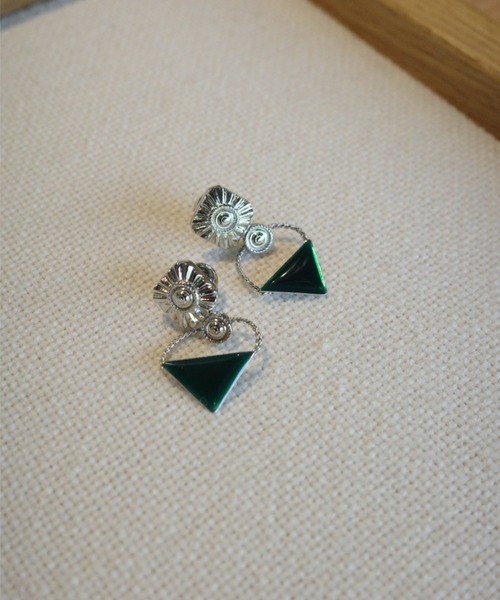 TOGA TOO(トーガトゥ)の「TOGA TOO Triangle pierced earrings(イヤリング・レディース・ライトイエロー/シルバー/グリーン・FREE)」の2枚目の写真