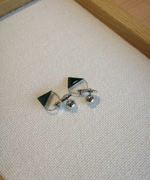 TOGA TOO(トーガトゥ)の「TOGA TOO Triangle pierced earrings(イヤリング・レディース・ライトイエロー/シルバー/グリーン・FREE)」の4枚目の写真