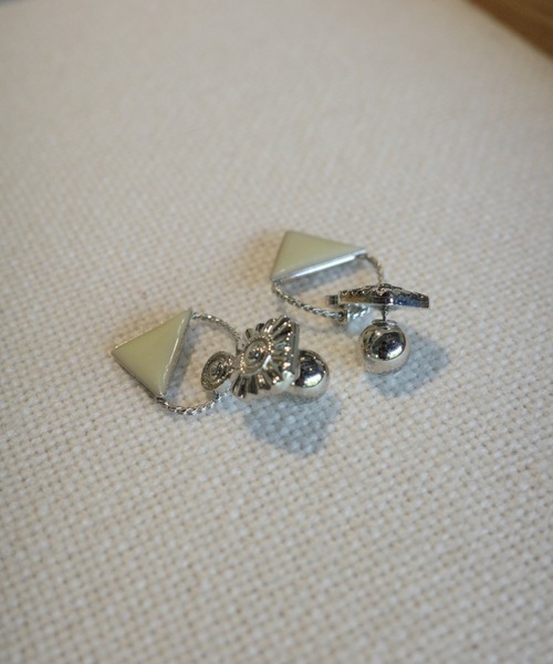 TOGA TOO(トーガトゥ)の「TOGA TOO Triangle pierced earrings(イヤリング・レディース・ライトイエロー/シルバー/グリーン・FREE)」の5枚目の写真