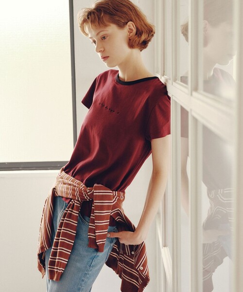 To b. by agnes b.(トゥービーバイアニエスベー)の「<To b. by agnes b.コラボ>ロゴ リンガー Tシャツ(Tシャツ/カットソー・レディース・ブラック/ワインレッド・FREE)」の1枚目の写真