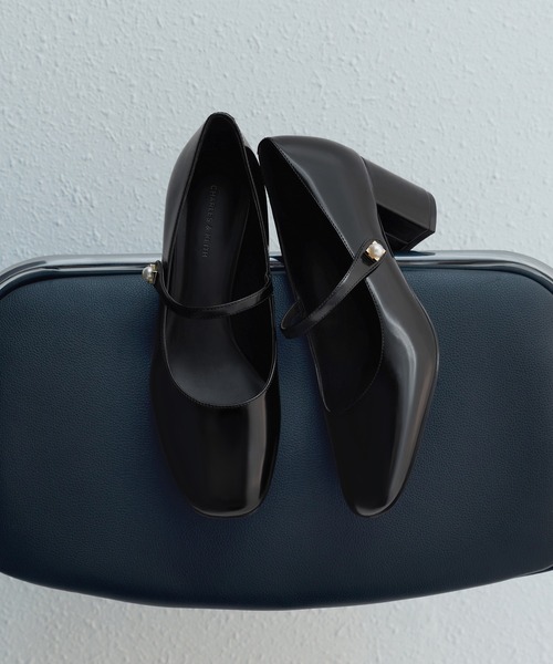 CHARLES & KEITH(チャールズ & キース)の「Marie マリー パール メリージェーン パンプス(パンプス・レディース・ブラック系その他7/クリーム/マルチ・25.5cm/23.5cm/23cm/22.5cm/24.5cm/25cm)」の10枚目の写真