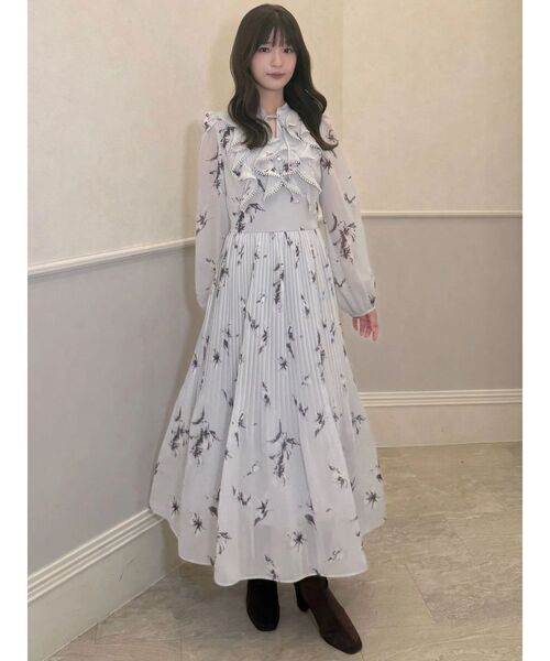 MERCURYDUO(マーキュリーデュオ)の「フラワーラッフルプリーツワンピース(ワンピース・レディース・ラベンダー/オフホワイト・MEDIUM/SMALL)」の2枚目の写真