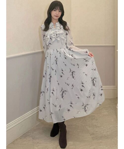 MERCURYDUO(マーキュリーデュオ)の「フラワーラッフルプリーツワンピース(ワンピース・レディース・ラベンダー/オフホワイト・MEDIUM/SMALL)」の12枚目の写真
