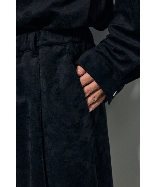 AZUL by moussy(アズールバイマウジー)の「【セットアップ対応】薄手フェイクスエードテーパードイージーパンツ 秋服 冬服(スラックス・メンズ・ブラック/ダークブラウン/グレー・LARGE/MEDIUM)」の15枚目の写真
