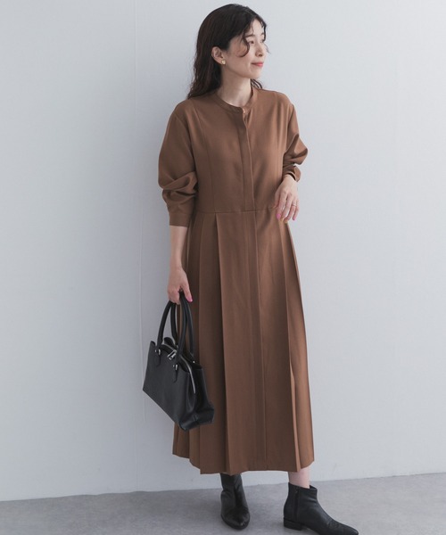 URBAN RESEARCH DOORS(アーバンリサーチドアーズ)の「『UR TECH』サイドプリーツ切替ワンピース(ワンピース・レディース・ブラウン/グリーン/チャコールグレー・MEDIUM/SMALL)」の2枚目の写真