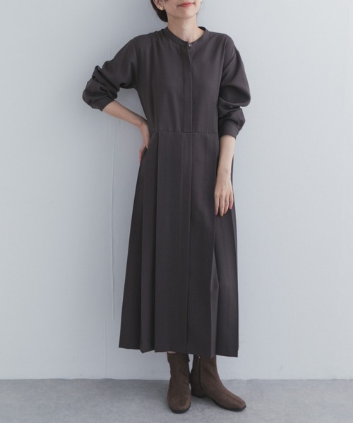 URBAN RESEARCH DOORS(アーバンリサーチドアーズ)の「『UR TECH』サイドプリーツ切替ワンピース(ワンピース・レディース・ブラウン/グリーン/チャコールグレー・MEDIUM/SMALL)」の7枚目の写真