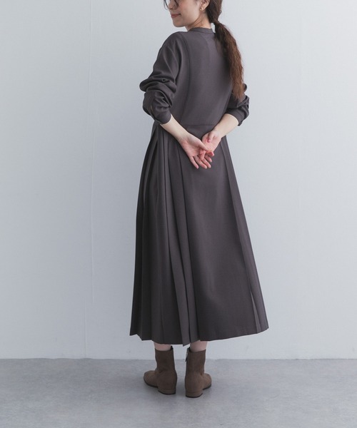 URBAN RESEARCH DOORS(アーバンリサーチドアーズ)の「『UR TECH』サイドプリーツ切替ワンピース(ワンピース・レディース・ブラウン/グリーン/チャコールグレー・MEDIUM/SMALL)」の10枚目の写真