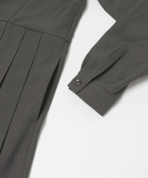 URBAN RESEARCH DOORS(アーバンリサーチドアーズ)の「『UR TECH』サイドプリーツ切替ワンピース(ワンピース・レディース・ブラウン/グリーン/チャコールグレー・MEDIUM/SMALL)」の12枚目の写真