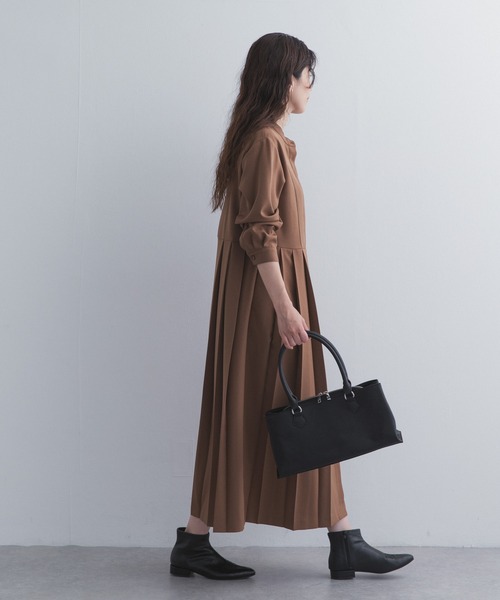 URBAN RESEARCH DOORS(アーバンリサーチドアーズ)の「『UR TECH』サイドプリーツ切替ワンピース(ワンピース・レディース・ブラウン/グリーン/チャコールグレー・MEDIUM/SMALL)」の13枚目の写真