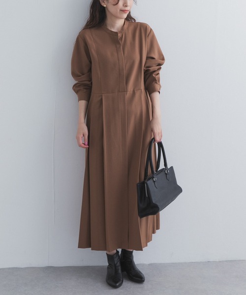 URBAN RESEARCH DOORS(アーバンリサーチドアーズ)の「『UR TECH』サイドプリーツ切替ワンピース(ワンピース・レディース・ブラウン/グリーン/チャコールグレー・MEDIUM/SMALL)」の15枚目の写真