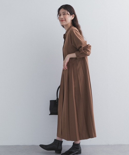 URBAN RESEARCH DOORS(アーバンリサーチドアーズ)の「『UR TECH』サイドプリーツ切替ワンピース(ワンピース・レディース・ブラウン/グリーン/チャコールグレー・MEDIUM/SMALL)」の16枚目の写真