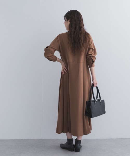 URBAN RESEARCH DOORS(アーバンリサーチドアーズ)の「『UR TECH』サイドプリーツ切替ワンピース(ワンピース・レディース・ブラウン/グリーン/チャコールグレー・MEDIUM/SMALL)」の17枚目の写真