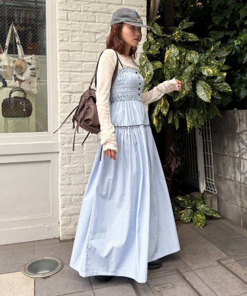 w closet(ダブルクローゼット)の「2WAYシャーリングキャミワンピース(ワンピース・レディース・ブルー/ネイビー・SMALL/MEDIUM)」の4枚目の写真