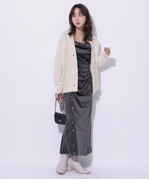 Mystrada(マイストラーダ)の「ベロア刺繍キャミワンピース(ワンピース・レディース・チャコールグレー/モカ・38/36)」の4枚目の写真