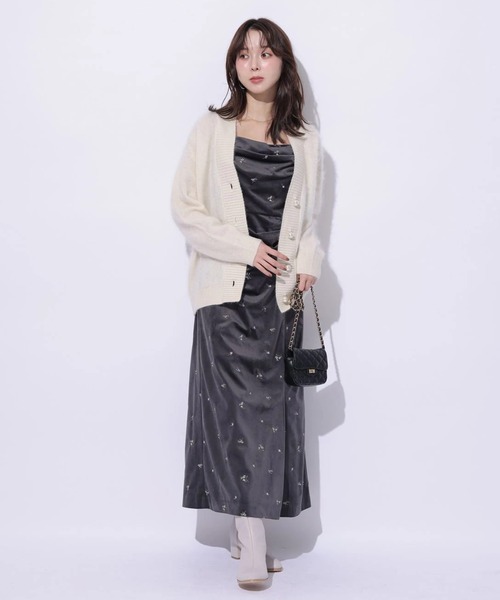 Mystrada(マイストラーダ)の「ベロア刺繍キャミワンピース(ワンピース・レディース・チャコールグレー/モカ・38/36)」の5枚目の写真