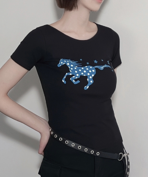IZROOM(イズルーム)の「スターホース スリムフィット 半袖Tシャツ (ブラック)(Tシャツ/カットソー・レディース・その他・FREE)」の2枚目の写真