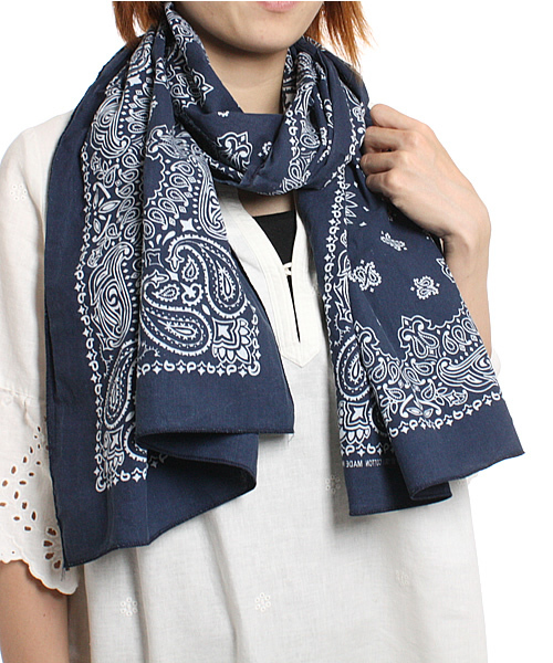 BEAMS BOY（ビームスボーイ）の「CAROLINA / バンダナスカーフ（バンダナ/スカーフ・レディース・ブラック/ネイビー/レッド/サックスブルー・ONE SIZE）」の5枚目の写真