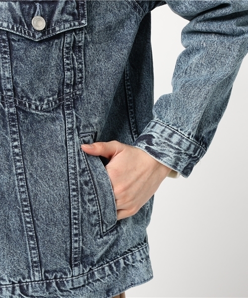 Honeys（ハニーズ）の「ビッグシルエットデニムＧジャン（デニムジャケット・レディース・ライトインディゴブルー/ブルー/ケミカルウォッシュ・L/M）」の15枚目の写真