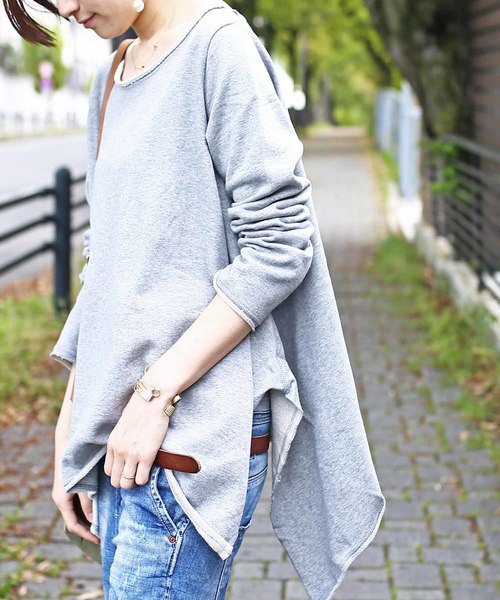 antiqua(アンティカ)の「裾デザインカットオフトップス(スウェット・レディース・ライトグレー/ネイビー・M)」の1枚目の写真