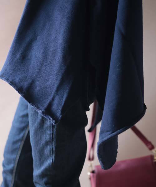 antiqua(アンティカ)の「裾デザインカットオフトップス(スウェット・レディース・ライトグレー/ネイビー・M)」の13枚目の写真