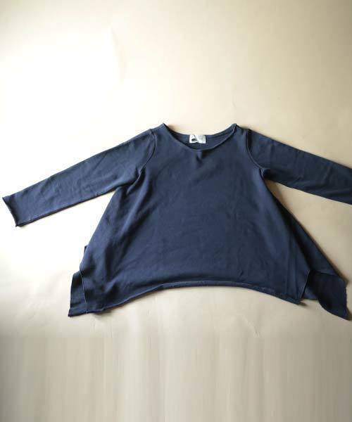 antiqua(アンティカ)の「裾デザインカットオフトップス(スウェット・レディース・ライトグレー/ネイビー・M)」の9枚目の写真